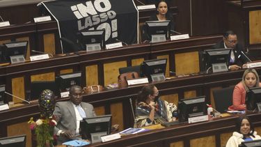 Los legisladores de la oposición se sientan cerca de un cartel que dice ¡No Lasso, no! mientras la Asamblea Nacional celebra una sesión para decidir si continúa el proceso que podría conducir a la destitución del presidente Guillermo Lasso, acusado de presunta malversación de fondos públicos, en Quito, Ecuador, el martes 9 de mayo de 2023. (AP Foto/Dolores Ochoa)