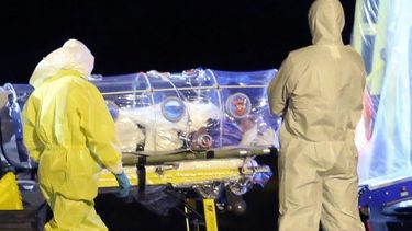 americateve | ¿Se puede contagiar una persona si toca la sangre de un paciente con Ébola?