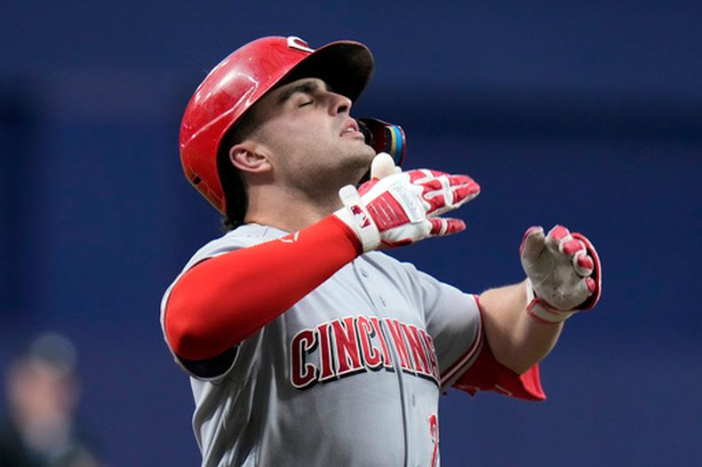 Sal Stewart, de los Rojos de Cincinnati, celebra mientras corre las bases después de batear un jonrón de dos carreras frente a Jesse Scholtens, de los Rays de Tampa Bay, el lunes 20 de abril de 2026, en San Petersburgo, Florida. (AP Foto/Chris OMeara)