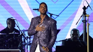 Romeo Santos interpreta Invéntame en la gala en honor a la Persona del Año de la Academia Latina de la Grabación para Marco Antonio Solís en la Arena Mandalay Bay Michelob Ultra el miércoles 16 de noviembre de 2022, en Las Vegas. (Foto AP/Chris Pizzello)