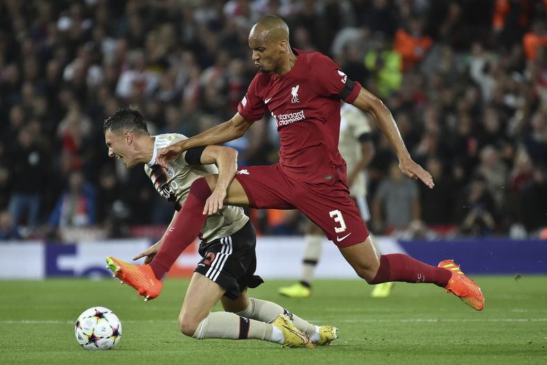 ARCHIVO - Foto del 13 de septiembre del 2022, Fabinho del Liverpool pelea por el balón con Steven Berghuis del Ajax en el encuentro de la Liga de Campeones. (AP Foto/Rui Vieira, File)