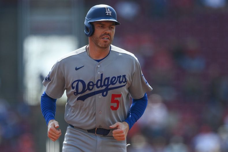 Freddie Freeman de los Dodgers de Los Ángeles recorre las bases tras el jonrón de dos carreras de Kyle Tucker ante los Rojos de Cincinnati, el jueves 17 de septiembre de 2026, en Cincinnati. (AP Foto/Tanner Pearson)