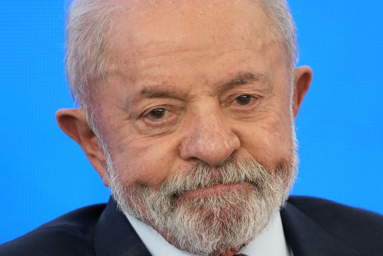 El presidente de Brasil Luiz Inacio Lula da Silva asiste a un evento en el palacio presidencial de Planalto en Brasilia, Brasil, el miércoles 23 de julio de 2025. (AP Foto/Eraldo Peres)