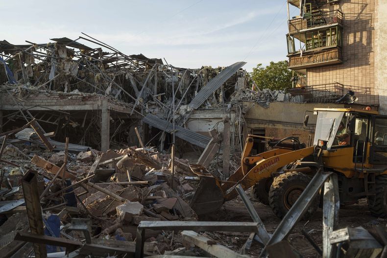 Maquinaria pesada retira escombros tras un ataque ruso contra el hotel Sapphire, el 25 de agosto del 2024, en Kramatorsk, región de Donetsk, Ucrania. (Foto AP /Evgeniy Maloletka)