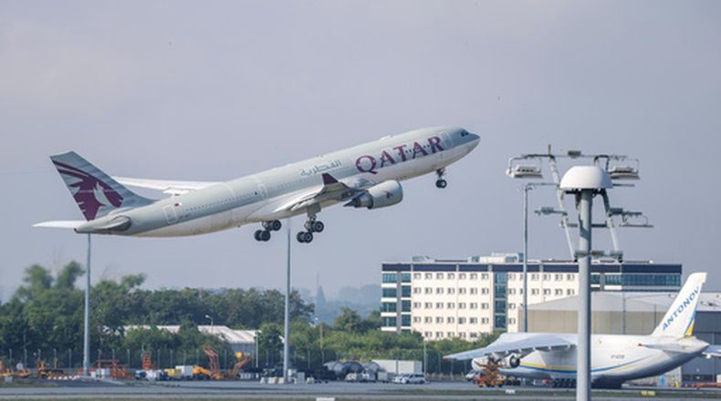 ARCHIVO - Un avión de Qatar Airways despega del aeropuerto de Leipzig/Halle, el 18 de julio de 2025, en Sajonia, Alemania. (Jan Woitas/dpa/dpa vía AP, archivo)
