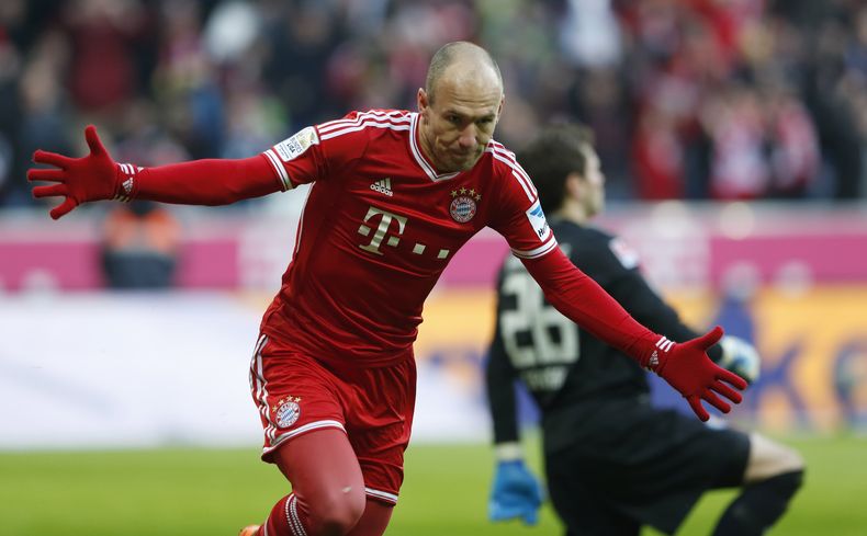 El jugador de Bayern Munich, Arjen Robben, festeja un gol contra Braunschweig por la Bundesliga el s&aacute;bado, 30 de noviembre de 2013, en Munich, Alemania. (AP Photo/Matthias Schrader)