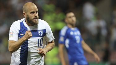 ARCHIVO - El finlandés Teemu Pukki celebra su tanto ante Bosnia & Herzegovina durante el partido de la Liga de Naciones de la UEFA, el martes 14 de junio de 2022. (AP Foto/Armin Durgut, Archivo)