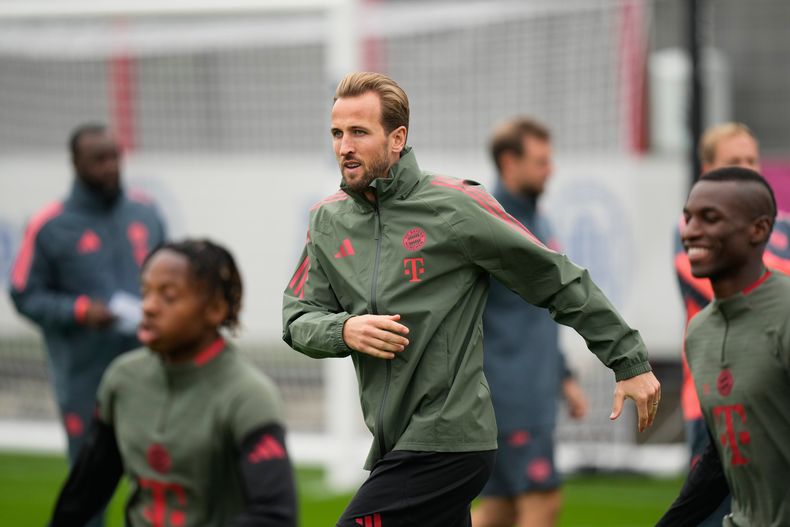 Harry Kane, del Bayern, calienta durante una sesión de entrenamiento junto a su compañero de equipo, Nicolas Jackson, en Múnich, Alemania, el lunes 29 de septiembre de 2025, previo al partido de fútbol de la fase de apertura de la Liga de Campeones entre el Pafos FC y el FC Bayern. (AP Photo/Matthias Schrader)