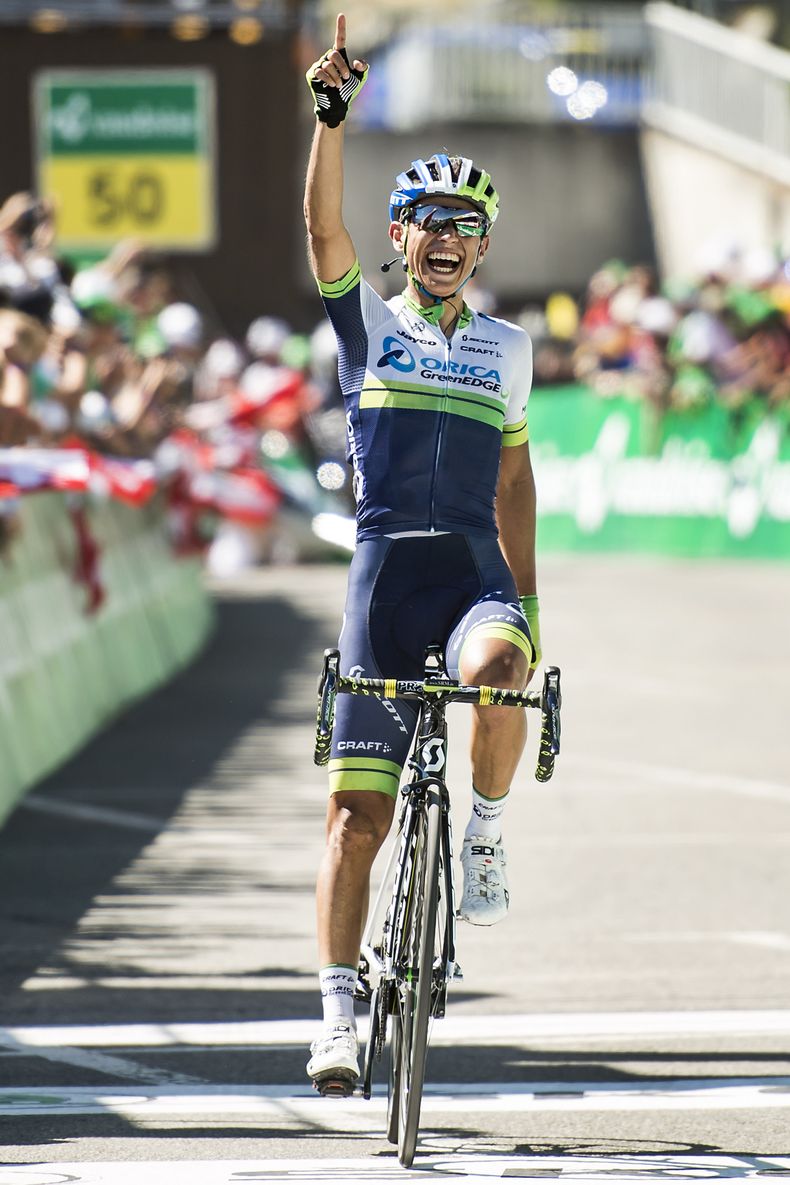 El colombiano Johan Esteban Ch&aacute;ves, de Orica Greenedge, al ganar la octava etapa del Tour de Suiza en Verbier el 21 de junio del 2014. (AP Foto/Keystone, Jean-Christophe Bott)