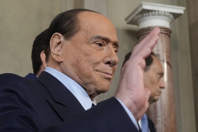 ARCHIVO - El presidente de Forza Italia, Silvio Berlusconi, sale del Quirinal, el palacio presidencial en Roma, 21 de octubre de 2022. El expremier italiano Silvio Berlusconi, se encuentra estable después de tres semanas en un hospital donde recibe tratamiento por una infección pulmonar, dijeron sus médicos el miércoles 26 de abril de 2023. (AP Foto/Gregorio Borgia, File)