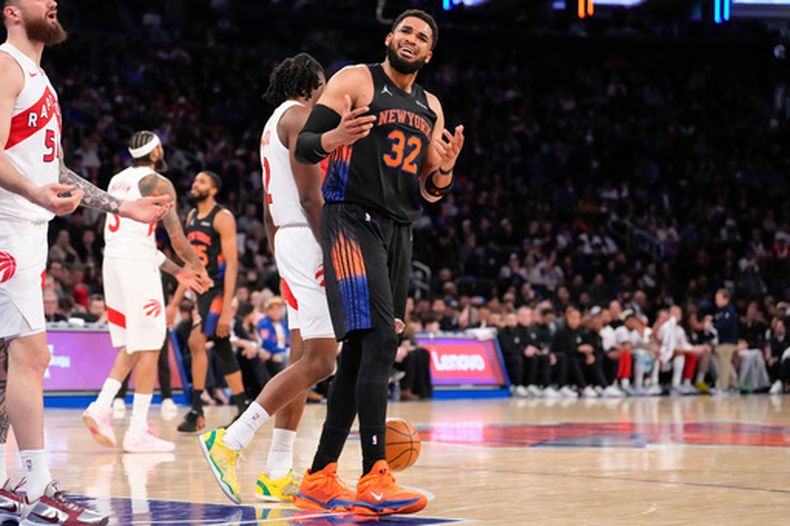 Karl-Anthony Towns, de los Knicks de Nueva York, reacciona tras una falta durante el encuentro del viernes 10 de abril de 2026 ante los Raptors de Toronto (AP Foto/Yuki Iwamura)