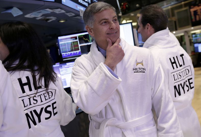 Christopher Nassetta, director general de Hilton Worldwide, al centro, posa con una bata de Hilton despu&eacute;s de que la oferta accionaria inicial de su compa&ntilde;&iacute;a comenz&oacute; a cotizarse en el piso de la Bolsa de Valores de Nueva York,