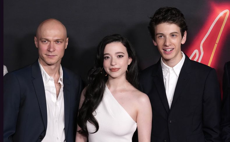 ARCHIVO - Los miembros del elenco de Anora, de izquierda a derecha, Yura Borisov, Mikey Madison y Mark Eydelshteyn, posan juntos en el estreno de la película, el martes 1 de octubre de 2024, en el Vista Theatre de Los Ángeles. (Foto AP/ Chris Pizzello, archivo)