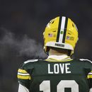 ARCHIVO- Jordan Love, quarterback de Green Bay, calienta previo a un partido de la NFL en contra de los Lions de Detroit, el domingo 8 de enero de 2023, en Green Bay, Wisconsin. Love sabe de la presión y el escrutinio que tendrá en toda la temporada por tomar el lugar de Aaron Rodgers, quien fue intercambiado a los Jets de Nueva York. (AP Foto/Jeffrey Phelps, Archivo)