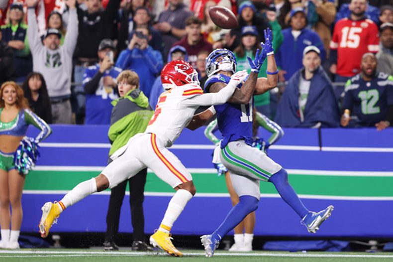 Jaxon Smith-Njigba (11), receptor abierto de los Seahawks de Seattle, atrapa un pase y logra un touchdown en la jugada frente a Mansoor Delane (5), cornerback de los Chiefs de Kansas City, durante la primera mitad del partido de la NFL del domingo 25 de octubre de 2026, en Seattle. (AP Foto/Kevin Ng)
