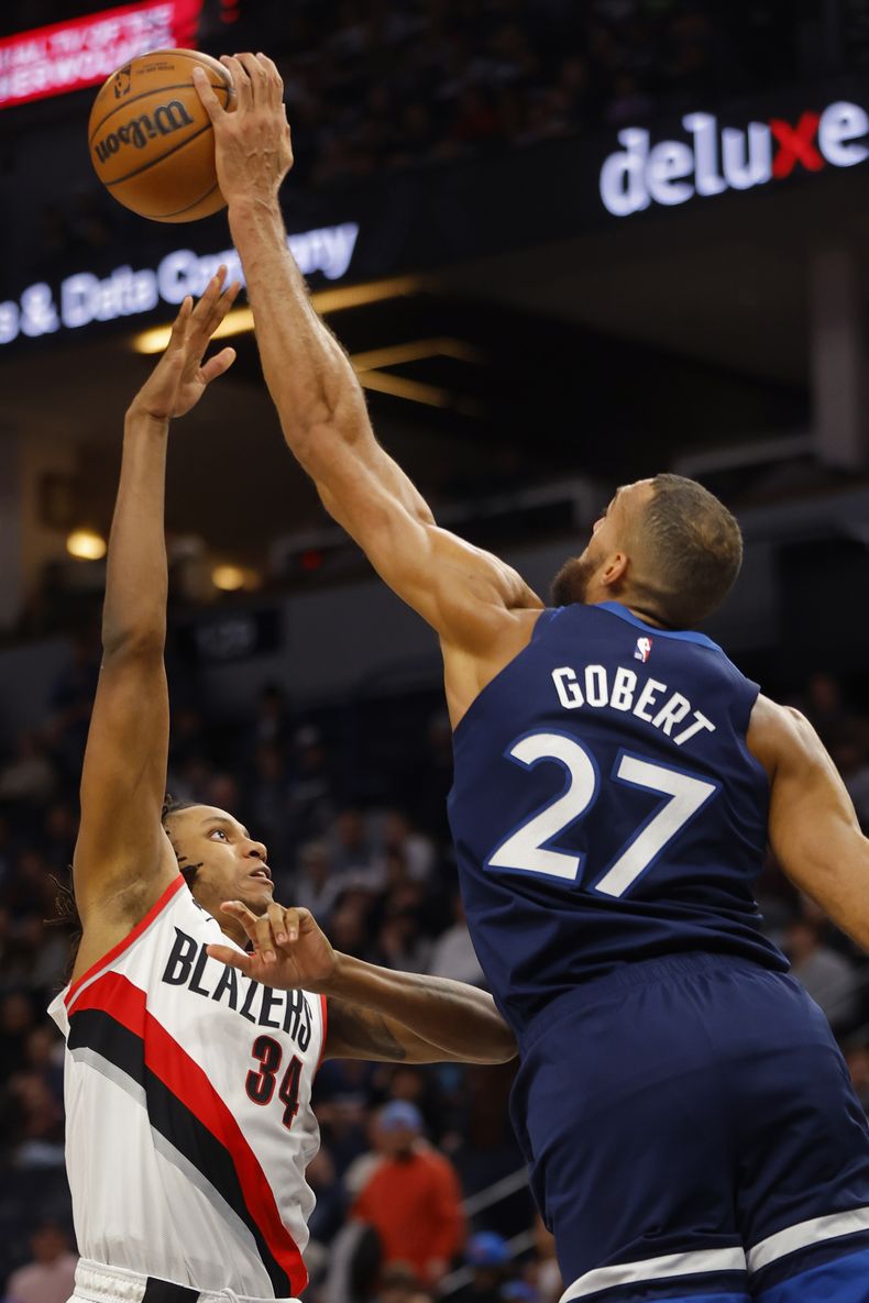 Rudy Gobert (27), de los Timberwolves de Minnesota, bloquea un tiro de Jabari Walker (34), de los Trail Blazers de Portland en el cuarto periodo del juego de baloncesto de la NBA, el lunes 4 de marzo de 2024, en Minneapolis. (AP Foto/Bruce Kluckhohn)