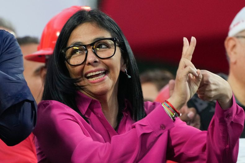 La presidenta encargada de Venezuela, Delcy Rodríguez, saluda a trabajadores petroleros y simpatizantes del gobierno en el Palacio de Miraflores, en una manifestación en apoyo a la reforma petrolera para flexibilizar el control estatal y abrir la industria a la inversión privada y extranjera, el jueves 29 de enero de 2026, en Caracas, Venezuela. (AP Foto/Ariana Cubillos)