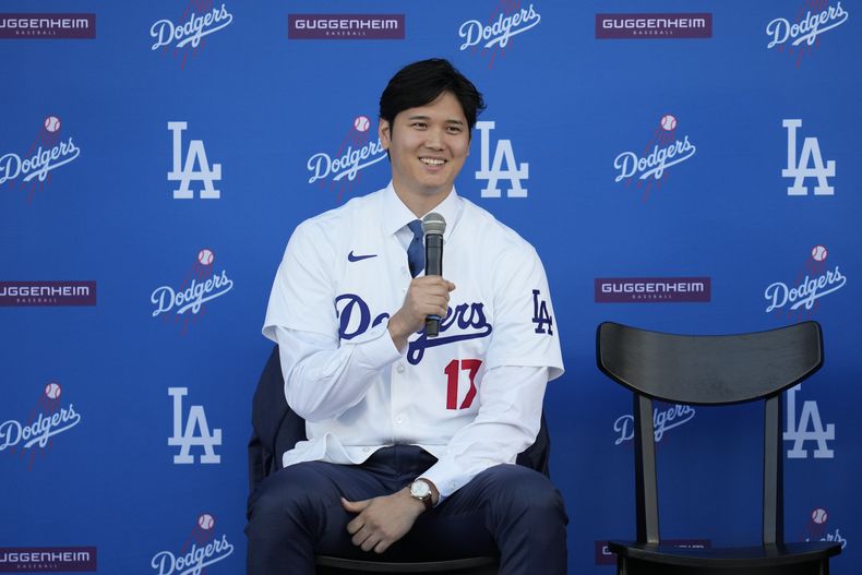 Shohei Ohtani jugador de los Dodgers de Los Ángeles responde preguntas durante la conferencia de prensa de su presentación con el equipo en el Estadio de los Dodgers el jueves 14 de diciembre del 2023. (AP Foto/Ashley Landis)
