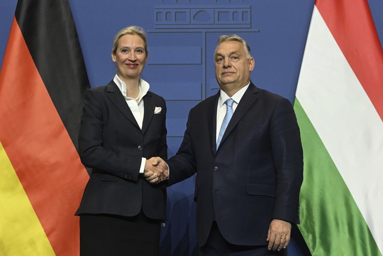 Alice Weidel, candidata a canciller del partido Alternativa para Alemania (AfD), y el primer ministro húngaro, Viktor Orbán, durante una conferencia de prensa en Budapest, Hungría, el miércoles 12 de febrero de 2025. (Szilard Koszticsak/MTI vía AP)
