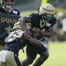 En foto del primero de agosto del 2023, el corredor de los Saints de Nueva Orleans Alvin Kamara realiza un ejercicio frente al receptor Kirk Merritt. El viernes 4 de agosto del 2023, Kamara es suspendido tres juegos por altercado que involucró al defensive back de los Colts. Chris Lammons. (AP Foto/Gerald Herbert)