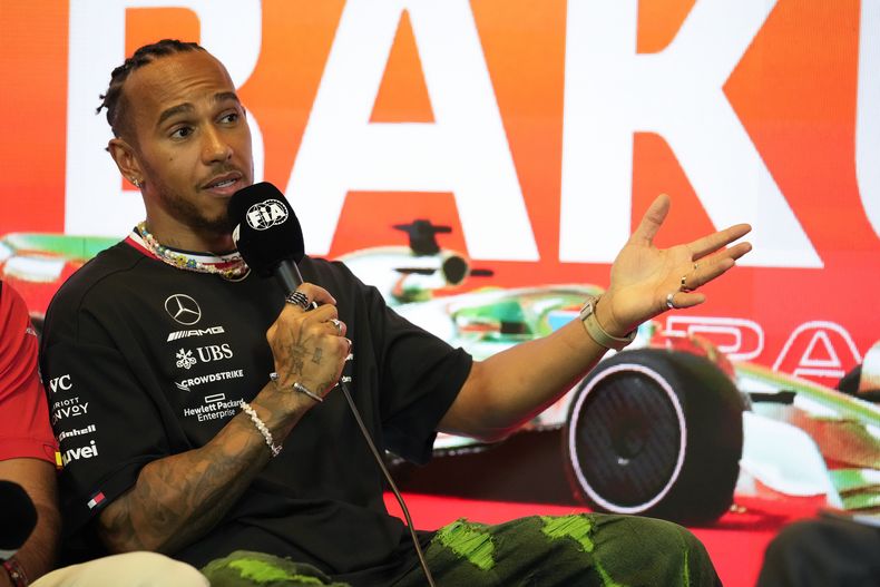 Lewis Hamilton (Mercedes) durante una rueda de prensa previo al Gran Premio de Azerbaiyán, el jueves 27 de abril de 2022, en Bakú. (AP Foto/Sergei Grits)