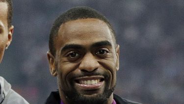 americateve | El velocista estadounidense Tyson Gay muestra su medalla de plata en el relevo 4x100 en los Juegos Ol&iacute;mpicos de Londres el 11 de agosto de 2012. Gay acept&oacute; una suspensi&oacute;n de un a&ntilde;o por dopaje el 2 de mayo de 2014. (AP Photo/Mat
