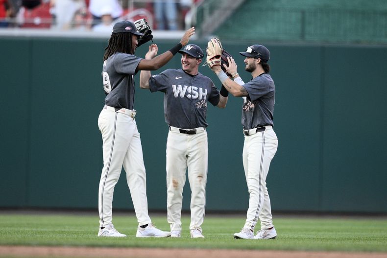 De izquierda a derecha, James Wood, Jacob Young y Dylan Crews, de los Nacionales de Washington, celebran después de vencer a los Marlins de Miami, el sábado 14 de septiembre de 2024, en Washington. Los Nacionales ganaron 4-1. (AP Foto/Nick Wass)