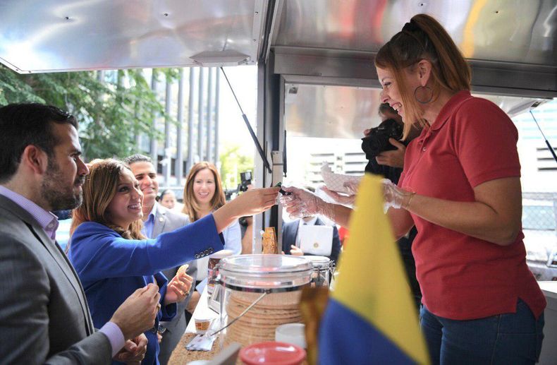 El gobernador Ricardo Rosselló y la primera dama Beatriz Rosselló comparten con una de las seis empresarias que recibieron nuevos carretones para sus negocios
