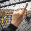 Manifestantes exigen la liberación del alcalde de Newark, Ras Baraka, luego de que fue arrestado en un centro de detención del Servicio de Control de Inmigración y Aduanas, el viernes 9 de mayo de 2025, en Newark, Nueva Jersey. (AP Foto/Angelina Katsanis)