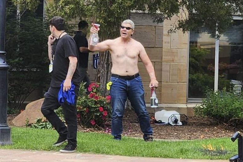 En esta fotografía del 1 de junio de 2025, proporcionada por Lisa Turnquist, puede verse a Mohamed Sabry Soliman mientras lanza un ataque contra manifestantes en un centro comercial al aire libre, en Boulder, Colorado. (Lisa Turnquist vía AP)