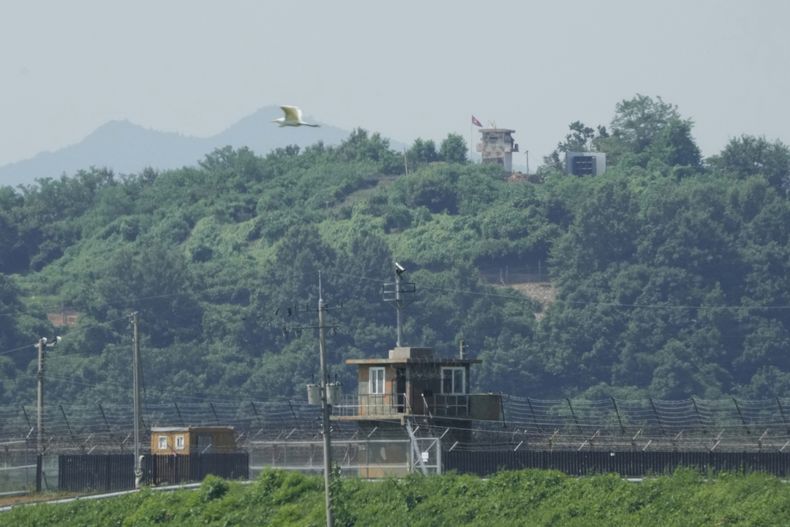 Un puesto militar de Corea del Norte, arriba a la derecha, y un puesto militar de Corea del Sur, abajo, se ven desde Paju, Corea del Sur, cerca de la frontera con Corea del Norte, el lunes 4 de agosto de 2025. (AP Foto/Ahn Young-joon)