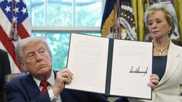 El presidente Donald Trump con una orden ejecutiva que firmó sobre temas educativos, al lado de la secretaria de educación Linda McMahon en la Oficina Oval en la Casa Blanca en Washington el 23 de abril del 2025. (AP foto/Alex Brandon)