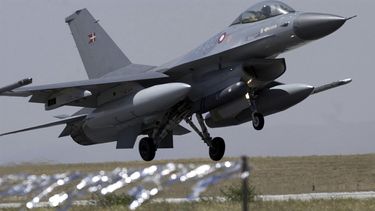 ARCHIVO - Un avión de combate F-16 de la fuerza aérea noruega aterriza en una base aérea turca, en Konya, Turquía, el 8 de septiembre de 2004. (AP Foto/Burhan Ozbilici, Archivo)
