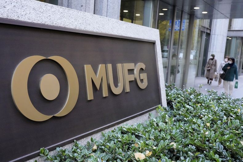La entrada de la sede del banco Mitsubishi UFJ Financial Group, el lunes 16 de diciembre de 2024, en Tokio. (AP Foto/Eugene Hoshiko)