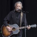 ARCHIVO - El músico Kris Kristofferson canta en el festival de música de Glastonbury en la granja Worthy Farm, el 23 de junio de 2017, en Somerset, Inglaterra. (Foto de Grant Pollard/Invision/AP, archivo)