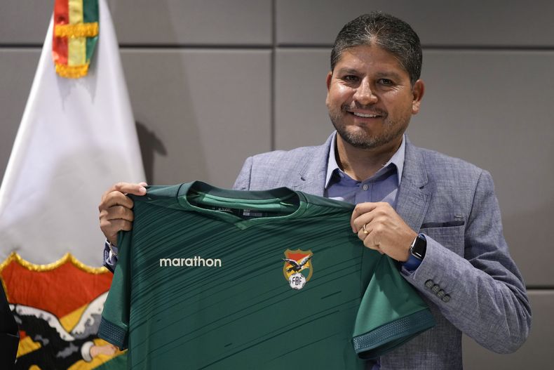 Óscar Villegas posa con la camiseta de la selección de Bolivia el viernes 19 de julio de 2024, tras ser nombrado nuevo técnico, durante una ceremonia en La Paz (AP Foto/Juan Karita)