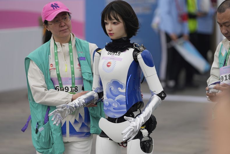 Un robot asiste a la Media Maratón de Robots Humanoides en Beijing, el sábado 19 de abril de 2025. (AP Foto/Ng Han Guan)