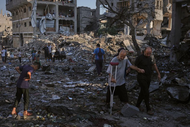 Palestinos inspeccionan los escombros de edificios y tiendas de campañas destruis por un ataque israelí en Ciudad de Gaza, el jueves 30 de julio de 2026. (AP Foto/Jehad Alshrafi)