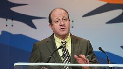 ARCHIVO - El gobernador de Colorado, Jared Polis, habla ante la Asociación Nacional de Gobernadores en el Hotel Broadmoor, el 25 de julio de 2025, en Colorado Springs, Colorado. (AP Foto/David Zalubowski, archivo)