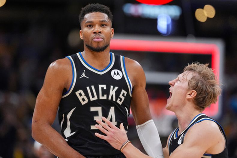 El alero de los Bucks de Milwaukee Giannis Antetokounmpo celebra con el base AJ Green tras conseguir la canasta de la victoria en un partido ante los Pacers de Indianápolis el lunes 3 de noviembre del 2025. (AP Foto/Michael Conroy)