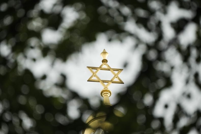 El sol ilumina la Estrella de David sobre la Nueva Sinagoga, en Berlín, Alemania, el 27 de junio de 2023. (AP Foto/Markus Schreiber)