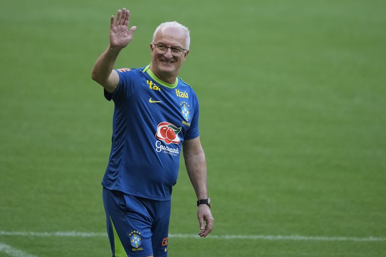 El seleccionador de Brasil Dorival Junior saluda durante una sesión de entrenamiento del equipo antes del juego de la eliminatoria sudamericana ante Perú el lunes 14 de octubre del 2024. (AP Foto/Eraldo Peres)