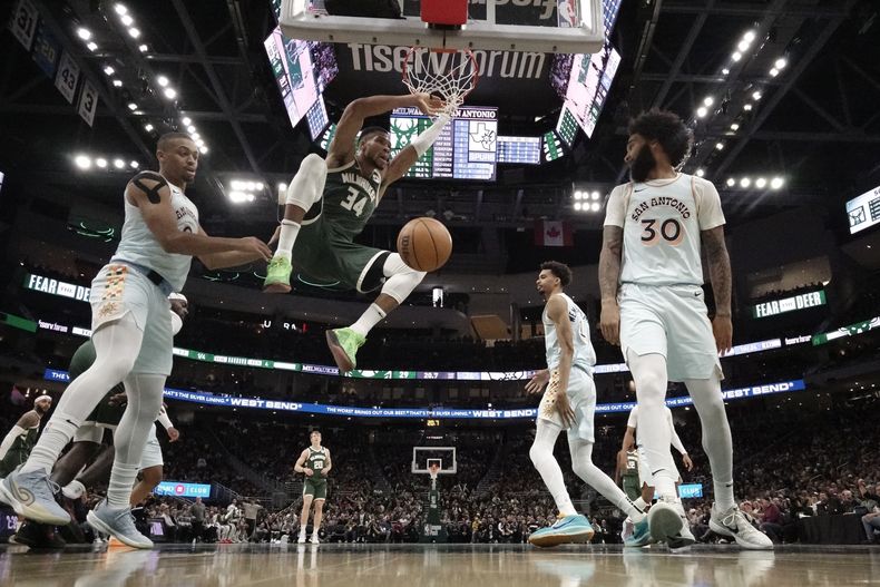 Giannis Antetokounmpo, de los Bucks de Milwaukee, clava el balón durante la primera mitad del juego de baloncesto de la NBA en contra de los Spurs de San Antonio, el miércoles 8 de enero de 2025, en Milwaukee. (AP Foto/Morry Gash)