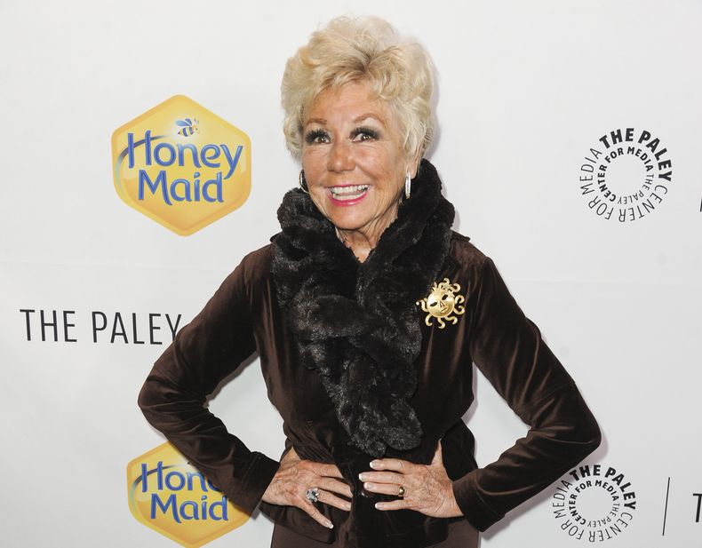 ARCHIVO - Mitzi Gaynor llega a The Paley Center For Media Los Angeles Benefit Gala el 12 de noviembre de 2014, en Los Ángeles. Gaynor, una de las últimas supervivientes de la llamada época dorada del musical de Hollywood, murió por causas naturales en Los Ángeles el jueves 17 de octubre de 2024. Tenía 93 años. (Foto Richard Shotwell/Invision/AP, archivo)