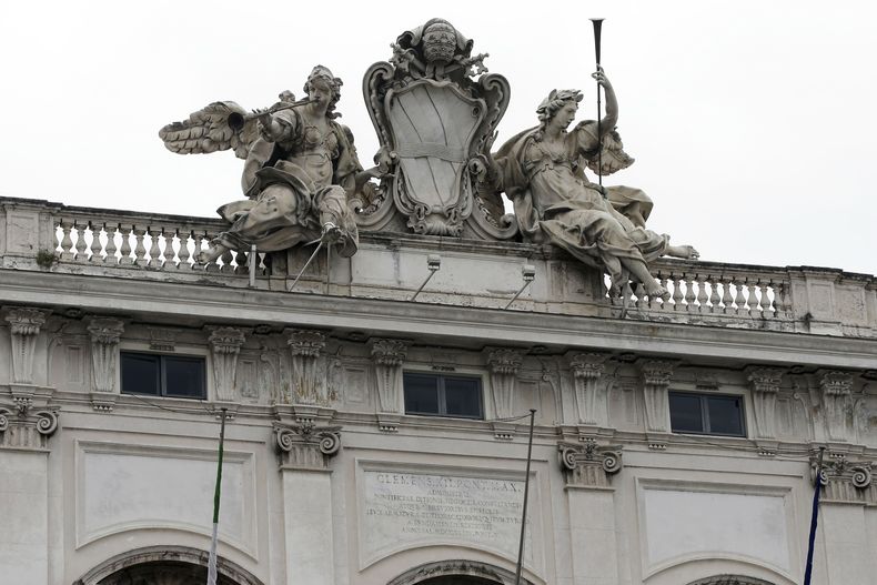 ARCHIVO - Esculturas en lo alto del edificio del Tribunal Constitucional cerca del palacio presidencial del Quirinale en Roma, el sábado 27 de abril de 2013. (AP foto/Gregorio Borgia, archivo)