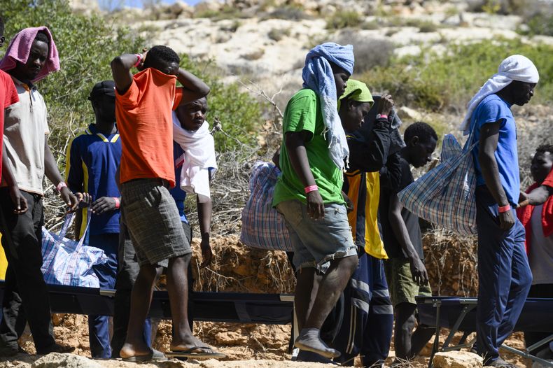 En esta imagen de archivo, migrantes caminan por la isla de Lampedusa, Italia, el 15 de septiembre de 2023. (AP Foto/Valeria Ferraro, archivo)