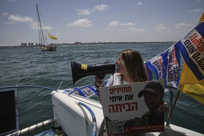 Familiares y simpatizantes de los rehenes israelíes retenidos por Hamás navegan por la costa de la ciudad de Ashkelon, en el sur de Israel, hacia la Franja de Gaza, el jueves 7 de agosto de 2025, en una protesta para exigir la liberación de sus seres queridos y poner fin a la guerra. (AP Foto/Leo Correa)