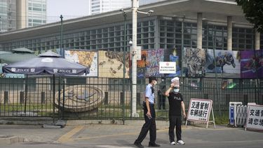 ARCHIVO - Agentes de seguridad uniformados y paisano montan guardia ante la Embajada de Estados Unidos en Beijjing, el 3 de agosto de 2022. (AP Foto/Mark Schiefelbein, Archivo)