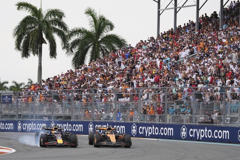 Max Verstappen, izquierda, piloto de Red Bull, corre al lado de Oscar Piastri, volante de McLaren, durante el Gran Premio de Fórmula 1 de Miami, el domingo 4 de mayo de 2025, en Miami Gardens. Florida. (AP Foto/Rebecca Blackwell)