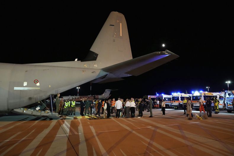 Niños palestinos evacuados de Gaza y sus familias llegan al aeropuerto militar Ciampino en Roma, el jueves 14 de agosto de 2025. (AP Foto/Gregorio Borgia)